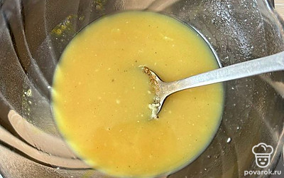 Сливочное масло топим в микроволновке, добавляем щепотку соли.