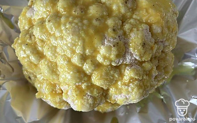 В фольгу помещаем капусту и поливаем растопленным маслом. Заворачиваем и убираем запекаться в заранее разогретую до 180 градусов духовку на 30 минут. 