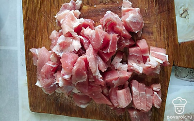 Нарезаем свинину на кусочки среднего размера.