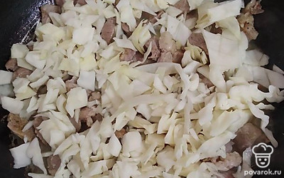 Добавляем капусту к мясу.