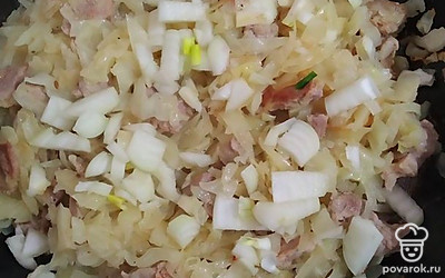 Выкладываем накрошенный репчатый лук. Солим по вкусу и томим все до готовности.