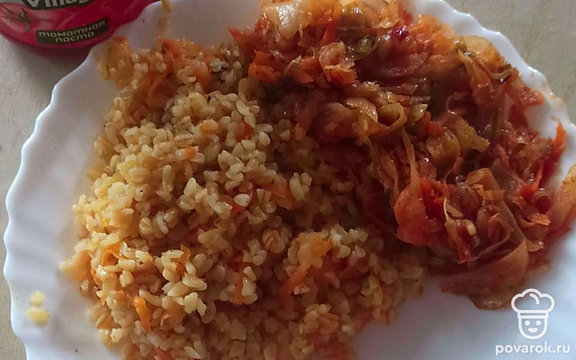 Тушеная капуста с томатной пастой — Рецепт с фото