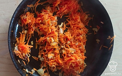 Сделать пережарку из лука и моркови.