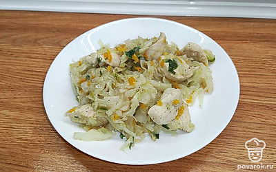 Капуста, тушенная с курицей в чесночном масле — Рецепт с фото