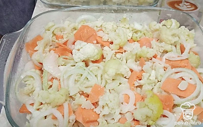 Нарежьте все овощи.