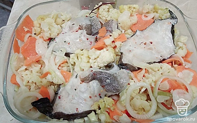 Сверху положите стейки рыбы. Тоже замаринуйте их в специях и масле. Поставьте в духовку при 180 градусах на 30 минут.