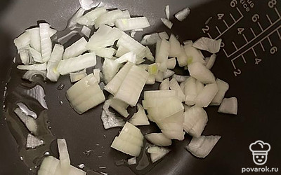 Сначала обжариваем в мультиварке лук.