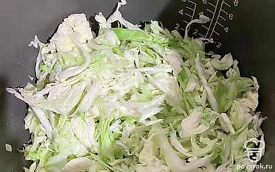 Добавляем к луку капусту и тушим 15-20 минут. В это время отвариваем яйца 10 минут.