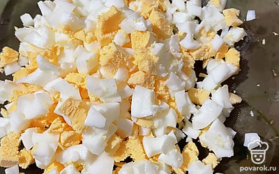 Чистим яйца и мелко режем.