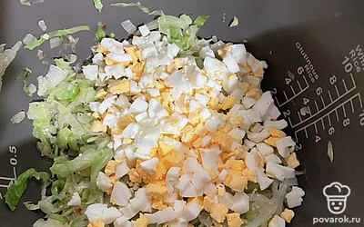 Выкладываем яйца к готовой капусте и все перемешиваем.