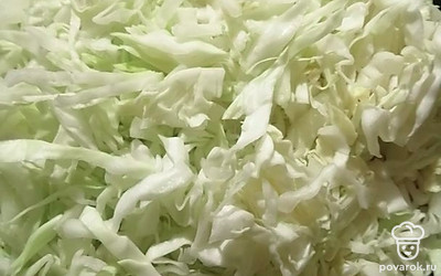 В сковородку выкладываем капусту, добавляем полстакана воды и чайную ложку томатной пасты. Тушим 20 минут. Солим и перчим по вкусу.