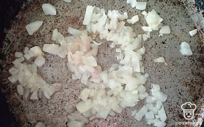 Лук режем мелким кубиком, обжариваем на сковороде минут пять. 