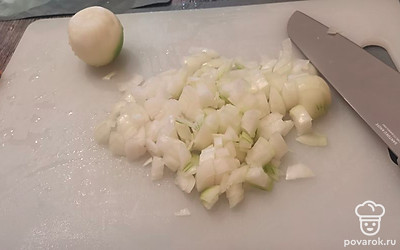 Почистите лук, нарежьте кубиками. 