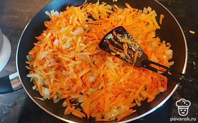 Лук с морковью обжарьте на большой сковороде с добавлением растительного масла.