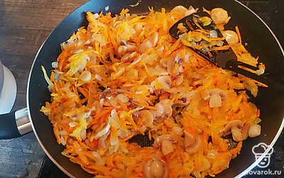 К ним добавьте шампиньоны. Перемешайте. Пусть немного обжарятся.