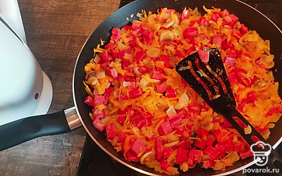 Добавьте колбасу в сковороду обжариваться, так будет намного вкуснее.