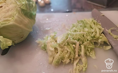 Нашинкуйте капусту.