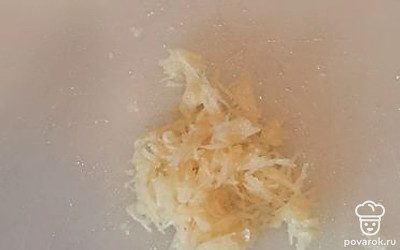 Натрите на терке (или мелко нарежьте) чеснок. Добавьте к содержимому и тщательно перемешайте.