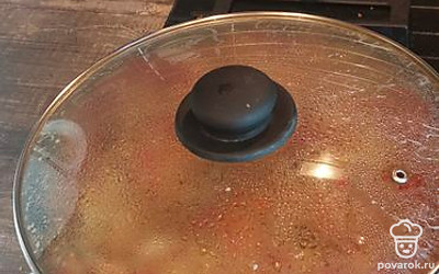 Накройте крышкой. Пусть капуста спокойно дотушится.