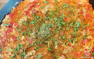 За пять минут до окончания добавьте сушеный укроп и петрушку. Перемешайте. Выключите плиту и дайте немного постоять.