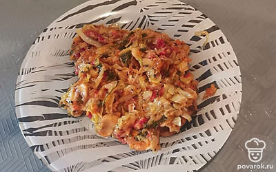 Тушеная капуста готова. Можно подавать. Употреблять данное блюдо можно как в горячем, так и в холодном виде. На вкусовые качества это не влияет. Приятного аппетита!