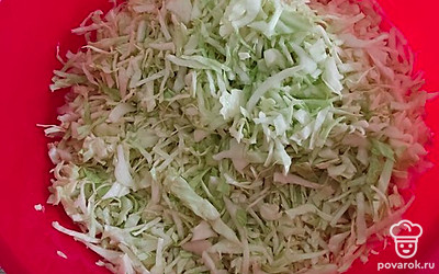 Нашинковать капусту.