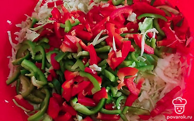 Нарезать болгарский перец и соединить с капустой.