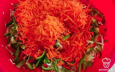 Натереть на терке морковь и отправить к овощной смеси.