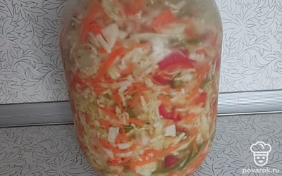 Капуста получается очень вкусная и может храниться в холодильнике до весны.