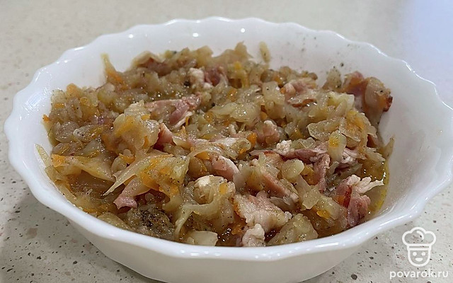 Тушеная капуста с беконом — Рецепт с фото