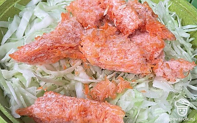 На зиму мы уже сделали заготовки тертой моркови, поэтому у меня замороженная морковь. Либо очищаем свежую и натираем на терке. Добавляем морковку к капусте. Солим и перчим по вкусу. Выкладываем немного томатной пасты. Оставляем тушиться под крышкой на медленном огне.