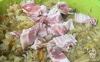 Для пикантности и более интересного вкуса блюда я добавила сырокопченый бекон. Все перемешиваем и оставляем тушиться до готовности. Можно добавить немного воды.