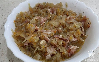 Получилась очень ароматная, с пикантным копченым вкусом, капуста.
Можно есть как отдельное блюдо. Очень вкусно подавать с картофельным пюре.