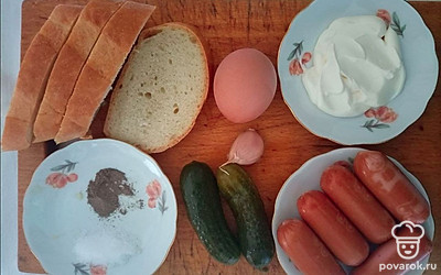 Заранее отварите яйцо вкрутую. Очистите чеснок от шелухи. Нарежьте хлеб на ломтики.