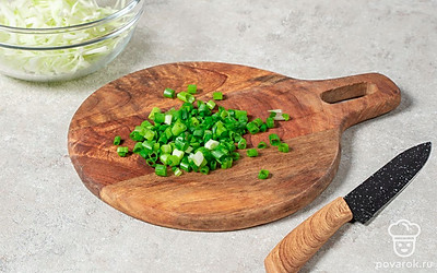 Зеленый лук нарежьте тонкими кольцами.