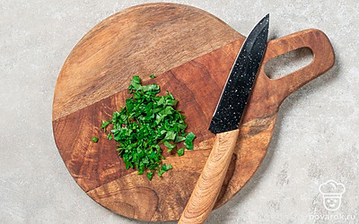 Петрушку мелко порубите.