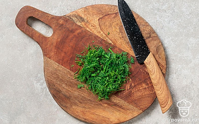 Укроп измельчите с помощью острого ножа.