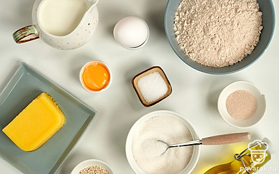 Подготовьте продукты для багета с топленым маслом. Муку просейте два раза. Воду и молоко нагрейте до 38 градусов, не выше. Масло расплавьте. Отделите желток от белка. Совет: Топленое масло можно хранить в шкафу до 9 месяцев. В холодильнике — до полугода.