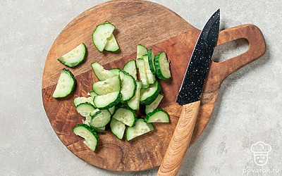 Огурец нарежьте кубиками или половинками кружочков.