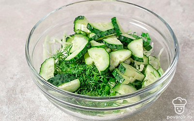 Добавьте к ингредиентам нарезанный огурец.