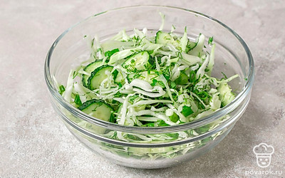 Тщательно перемешайте салат.