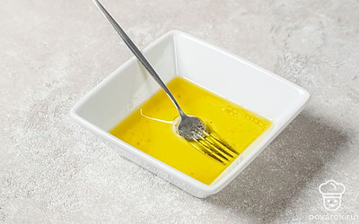 В пиалу влейте уксус и оливковое масло. Хорошо перемешайте.