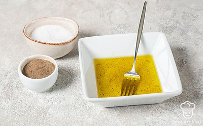 Приправьте заправку солью и перцем по вкусу. Еще раз перемешайте. Оставьте смесь настояться на 3-4 минуты.