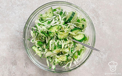 Перелейте заправку в салат и тщательно смешайте ингредиенты.