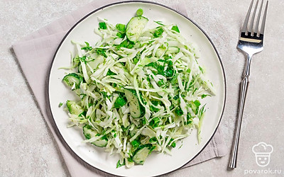 Выложите салат на небольшую тарелку. Подайте его на стол охлажденным.