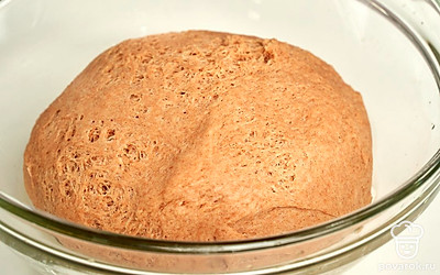 Замесите тесто. В миску всыпьте муку, дрожжи, сахар и соль. Перемешайте. В углубление в мучной смеси влейте теплую воду и молоко. Разбейте яйцо, влейте оливковое масло. Перемешайте. Сделайте тесто, скатайте в шар. Отдельную емкость смажьте растительным маслом, выложите туда тесто, закройте пищевой пленкой, уберите в тепло на 1 час. Тесто должно стать в три раза больше. По истечении часа промните его. Оставьте еще на час.