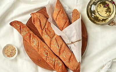 Готовый багет с топленым маслом остудите и подайте к столу.