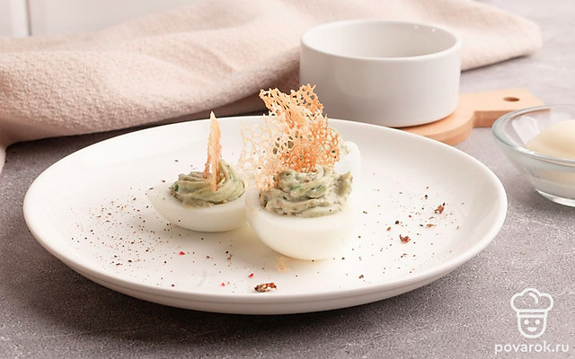 Яйца, фаршированные авокадо и майонезом — Рецепт с фото