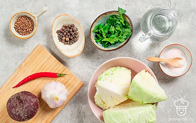 Хорошо промойте капусту и зелень сельдерея, обсушите на чистом полотенце. Почистите и помойте свеклу, чеснок и красный перец. Приготовьте контейнер с крышкой, ополосните его горячей водой.