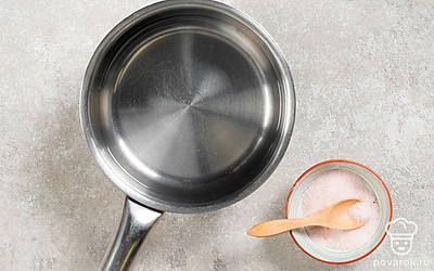 Вскипятите воду для маринада. Добавьте в нее соль, хорошо размешайте и оставьте остывать. 